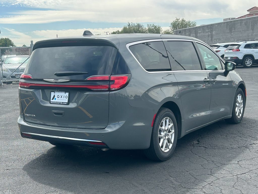Used 2025 Chrysler Pacifica Select FWD image 3