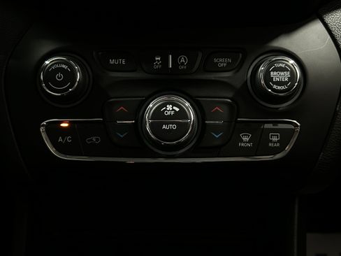 Used 2020 Jeep Cherokee Trailhawk w/ Comfort/Convenience Group AWD/4WD image 11