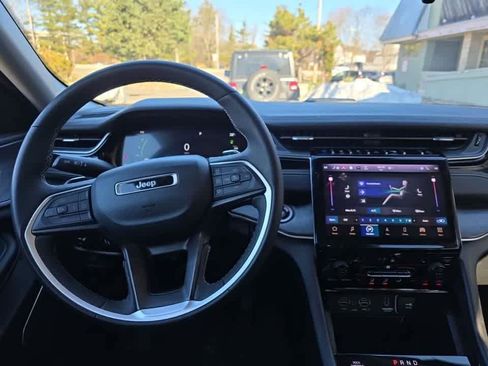 Used 2023 Jeep Grand Cherokee 4WD 4xe image 7