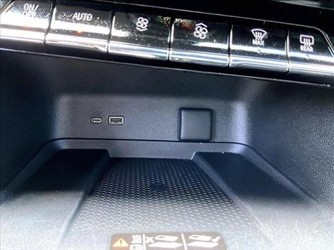 Used 2025 Chevrolet Traverse LT FWD image 26
