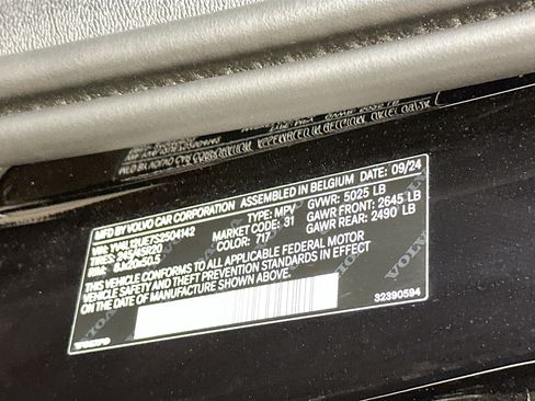 Used 2025 Volvo XC40 B5 Plus image 12