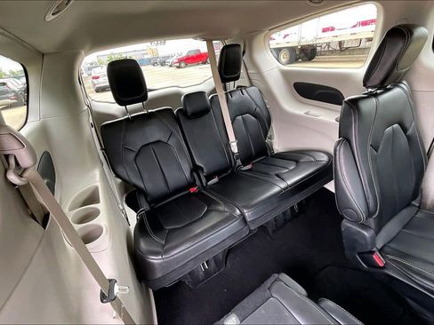 Used 2024 Chrysler Pacifica Touring-L FWD image 27