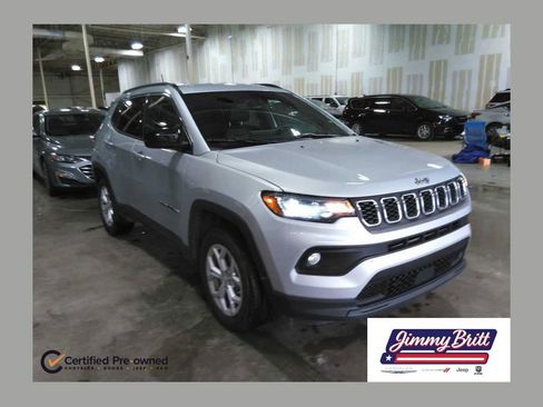 Used 2024 Jeep Compass Latitude AWD/4WD image 1