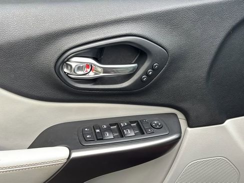 Used 2019 Jeep Cherokee Limited FWD image 13