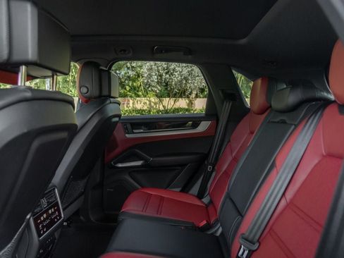 Used 2024 Porsche Cayenne AWD/4WD image 21