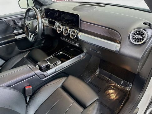 Used 2020 Mercedes-Benz GLB 250 4MATIC w/ Premium Package image 32