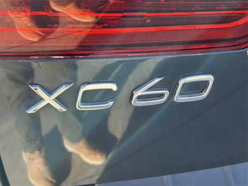 Used 2021 Volvo XC60 T5 Momentum w/ Protection Package Premier image 13