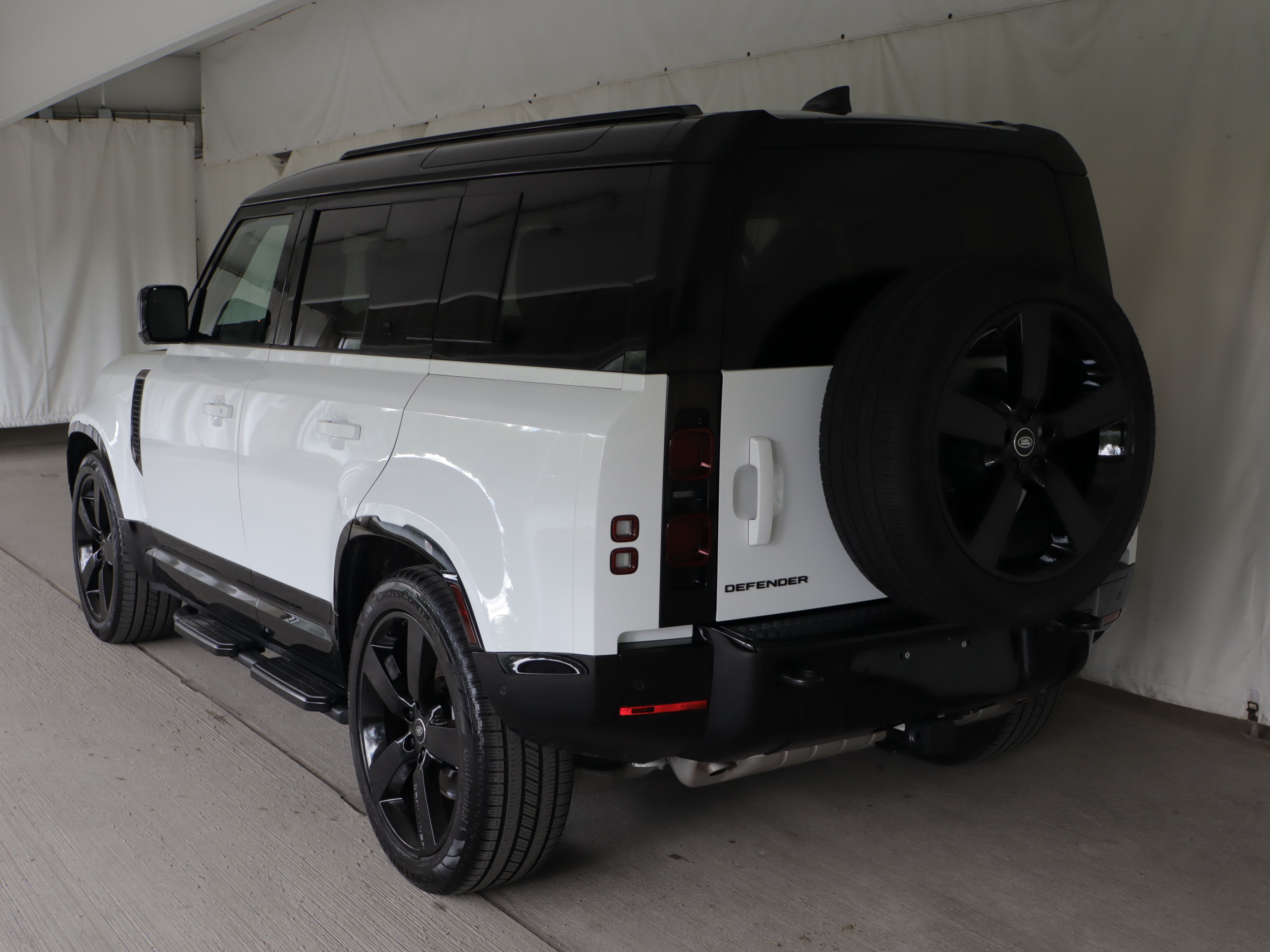 Used 2025 Land Rover Defender 110 X-Dynamic SE AWD/4WD image 26
