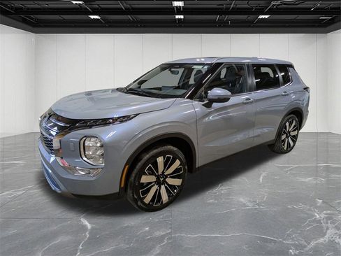 Used 2025 Mitsubishi Outlander SEL image 1