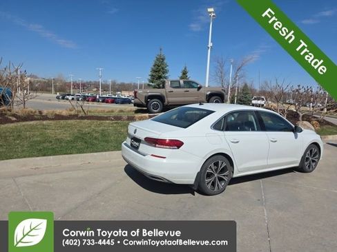 Used 2022 Volkswagen Passat 2.0T SE image 3