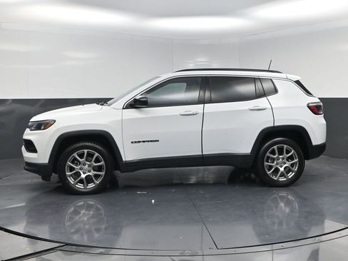Used 2022 Jeep Compass Latitude AWD/4WD image 3