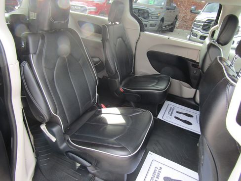 Used 2023 Chrysler Pacifica Limited image 16