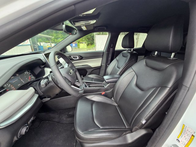 Used 2025 Jeep Compass Limited AWD/4WD image 4