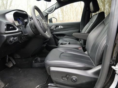Used 2025 Chrysler Pacifica Select FWD image 13