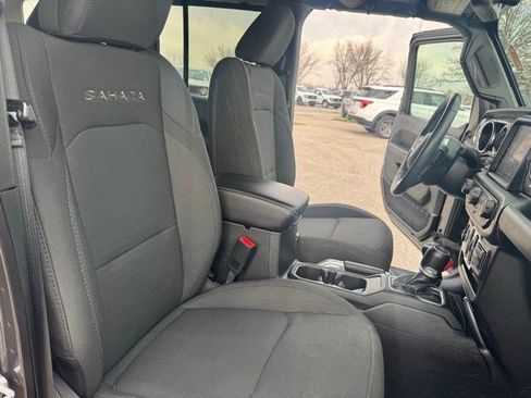 Used 2018 Jeep Wrangler Unlimited Sahara w/ Dual Top Group image 33