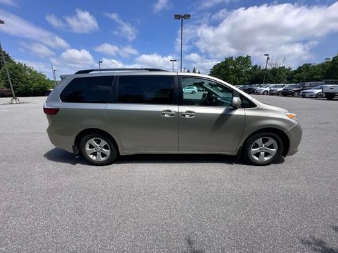 Used 2017 Toyota Sienna LE FWD image 2