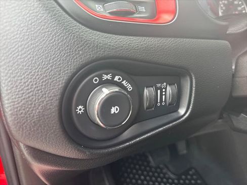 Used 2023 Jeep Renegade Trailhawk AWD/4WD image 13