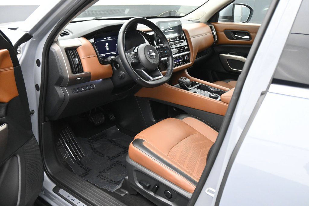 Used 2023 Nissan Pathfinder Platinum AWD/4WD image 2