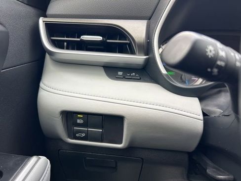 Used 2024 Toyota Highlander XLE AWD/4WD image 27
