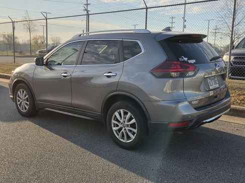 Used 2019 Nissan Rogue SV image 3