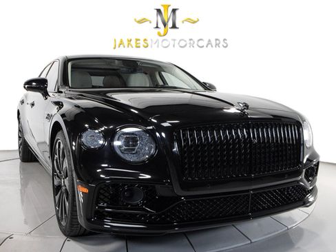 Used 2023 Bentley Flying Spur Azure image 16