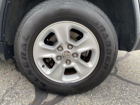 Used 2017 Jeep Grand Cherokee Laredo image 11