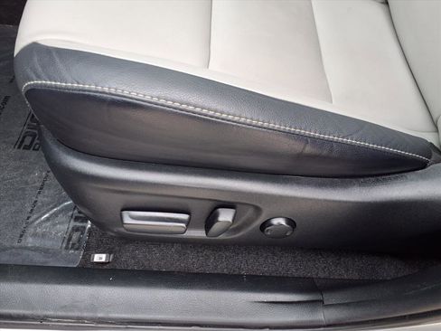 Used 2017 Toyota RAV4 Limited image 18