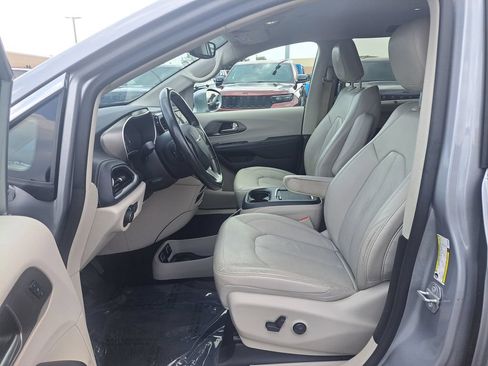 Used 2021 Chrysler Pacifica Touring-L FWD image 10