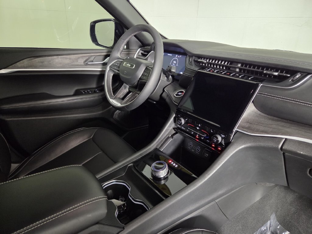 Used 2025 Jeep Grand Cherokee Limited w/ Black Appearance Package RWD image 32