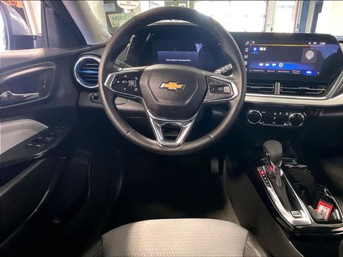 Used 2025 Chevrolet Trax LT w/ LT Convenience Package FWD image 17
