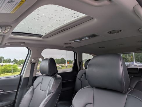 Used 2025 Kia Telluride S FWD image 16