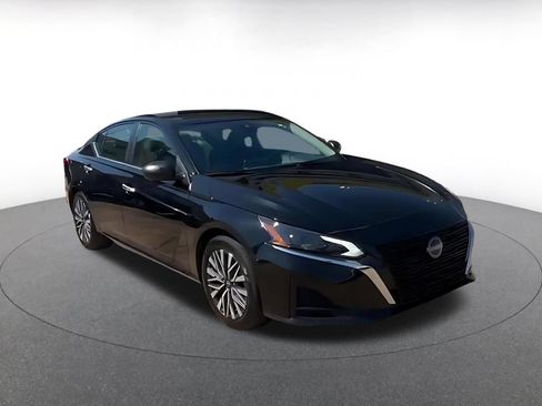 Used 2025 Nissan Altima 2.5 SV FWD image 3