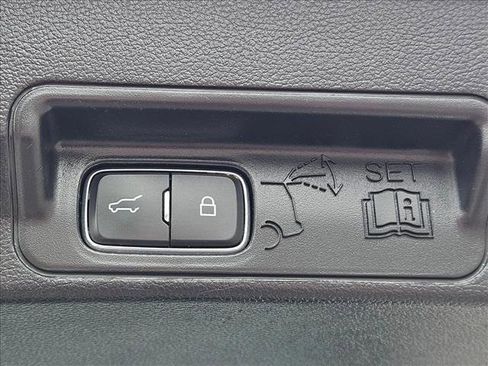 Used 2022 Ford Explorer XLT w/ Equipment Group 202A AWD/4WD image 8