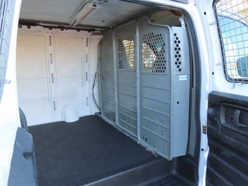 Used 2015 Chevrolet Express 2500 image 15