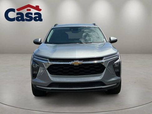 Used 2024 Chevrolet Trax LT w/ Driver Confidence Package FWD image 2