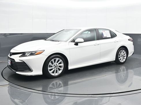 Used 2022 Toyota Camry LE image 2