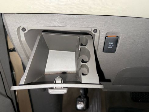 Used 2014 Toyota Sienna XLE image 29