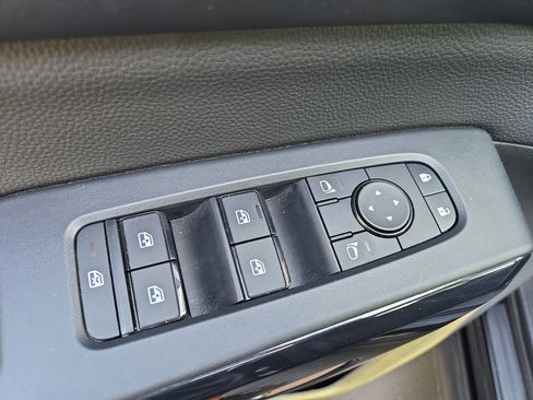 Used 2025 Nissan Pathfinder SV image 15