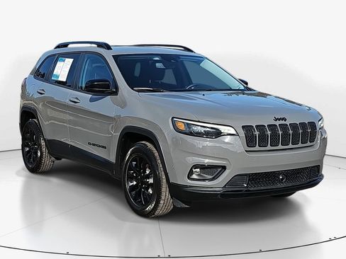 Used 2023 Jeep Cherokee Altitude Lux image 2