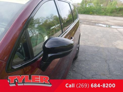 Used 2023 Chrysler Pacifica Limited w/ Uconnect Theater Family Group FWD image 11