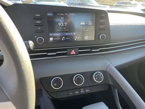 Certified 2025 Hyundai Elantra SE image 19