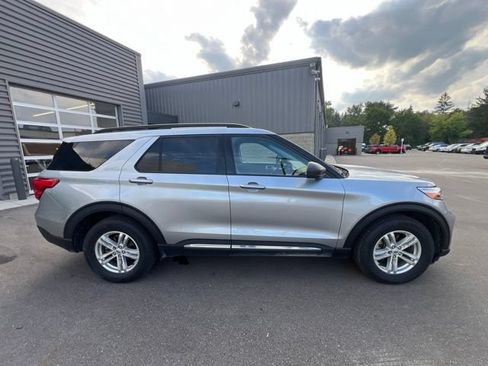 Used 2023 Ford Explorer XLT w/ Equipment Group 202A AWD/4WD image 4