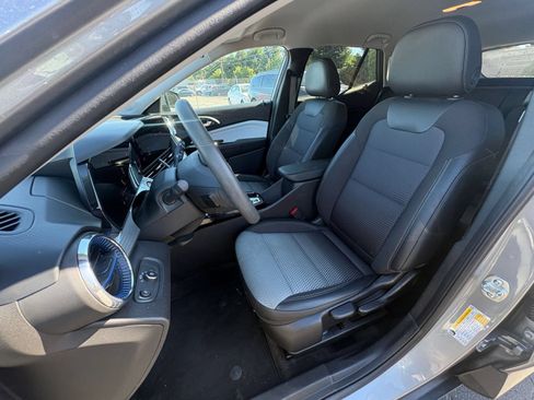 Used 2025 Chevrolet Trax LT FWD image 35