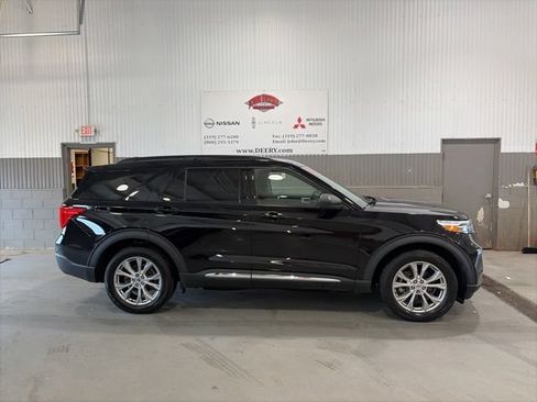 Used 2021 Ford Explorer XLT AWD/4WD image 2