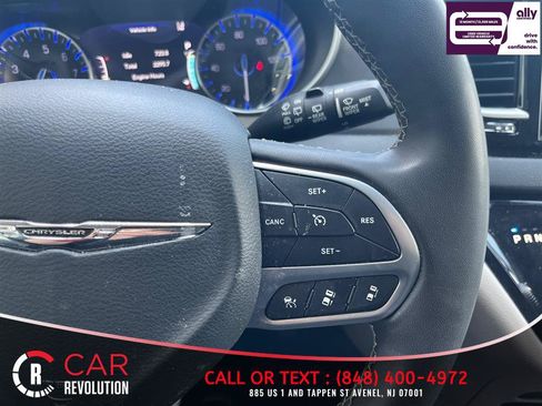 Used 2023 Chrysler Pacifica Touring-L FWD image 27