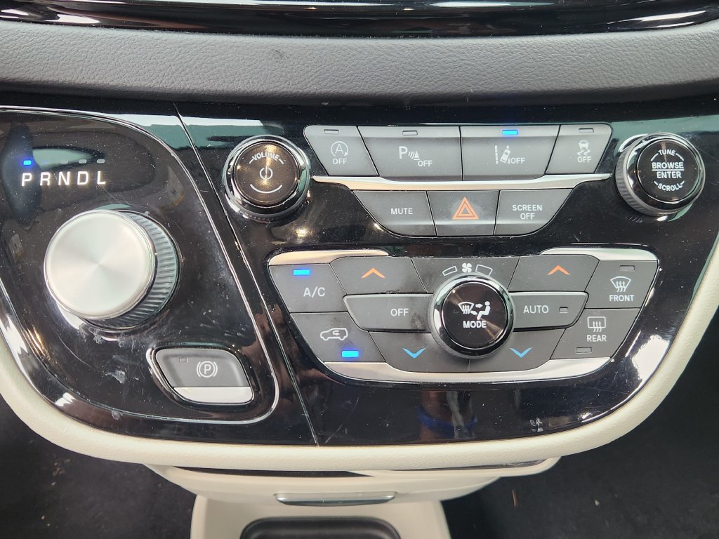 Used 2022 Chrysler Pacifica Touring-L FWD image 14