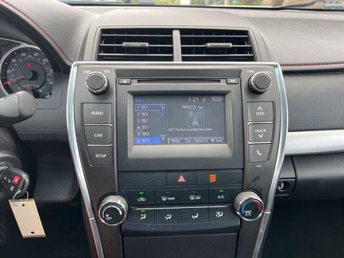 Used 2017 Toyota Camry SE w/ Moonroof Package FWD image 20