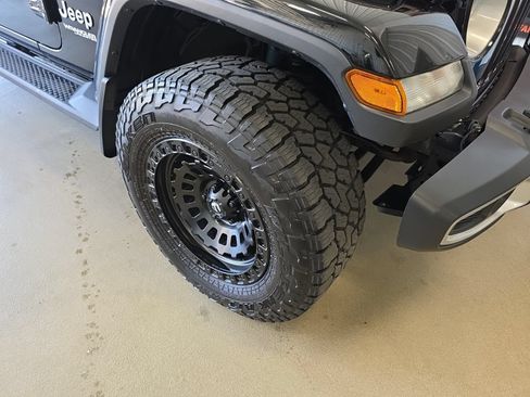 Used 2019 Jeep Wrangler Unlimited Sahara w/ Uconnect 4C Nav & Sound Group AWD/4WD image 3