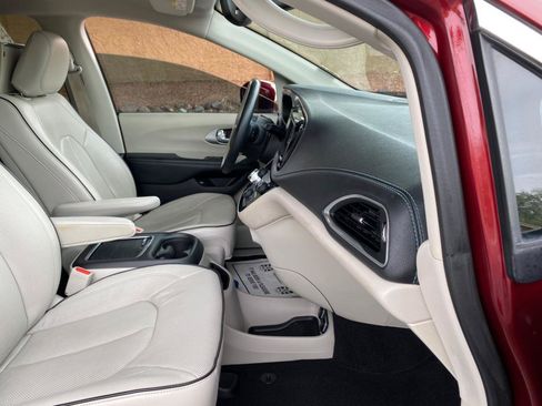 Used 2018 Chrysler Pacifica Limited FWD image 62