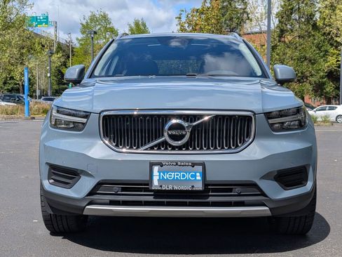Used 2020 Volvo XC40 T5 Momentum image 2